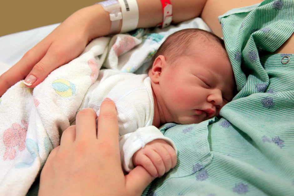 Foetus redt eigen leven na baarmoederscheur