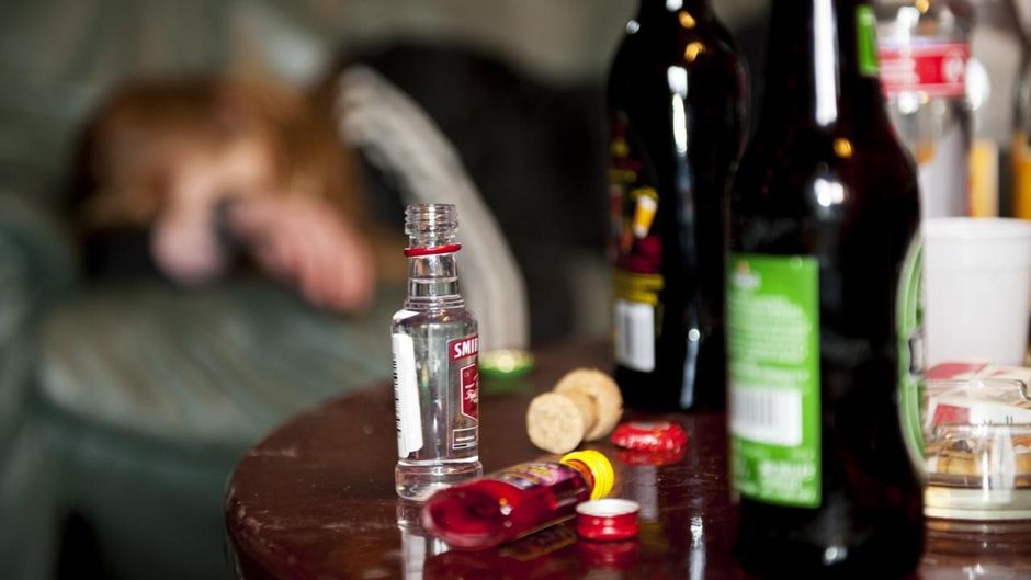 Minister De Block: 'Vooral problematisch gebruik van alcohol aanpakken'