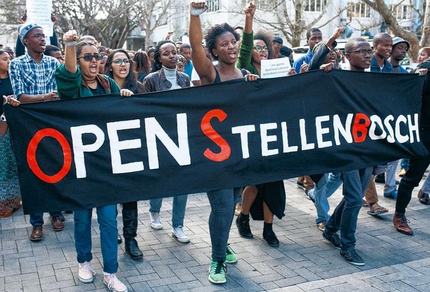 Ook in Zuid-Afrika betogen studenten op straat, zoals hier aan de Stellenbosch University tegen xenofobie.,  Belga Image