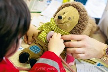 Een van de bekendste BeMSA-events is wellicht het Teddy Bear Hospital, waarbij kinderen hun 'zieke' knuffeldier kunnen laten behandelen in het ziekenhuis. Foto genomen in het UZ Brussel., Evert Van der Poten