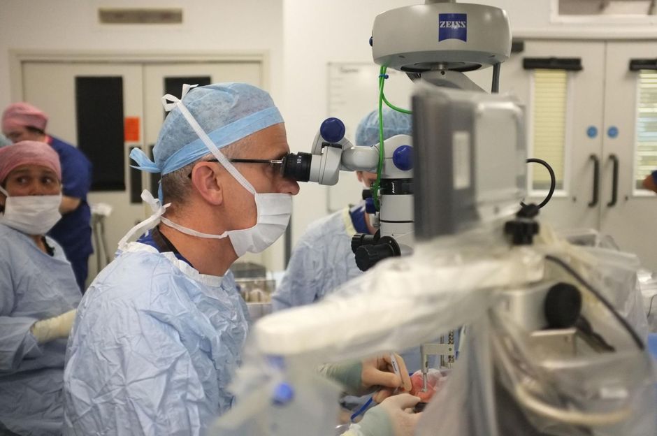 Oogchirurgie: nooit geziene operatie uitgevoerd met een robot